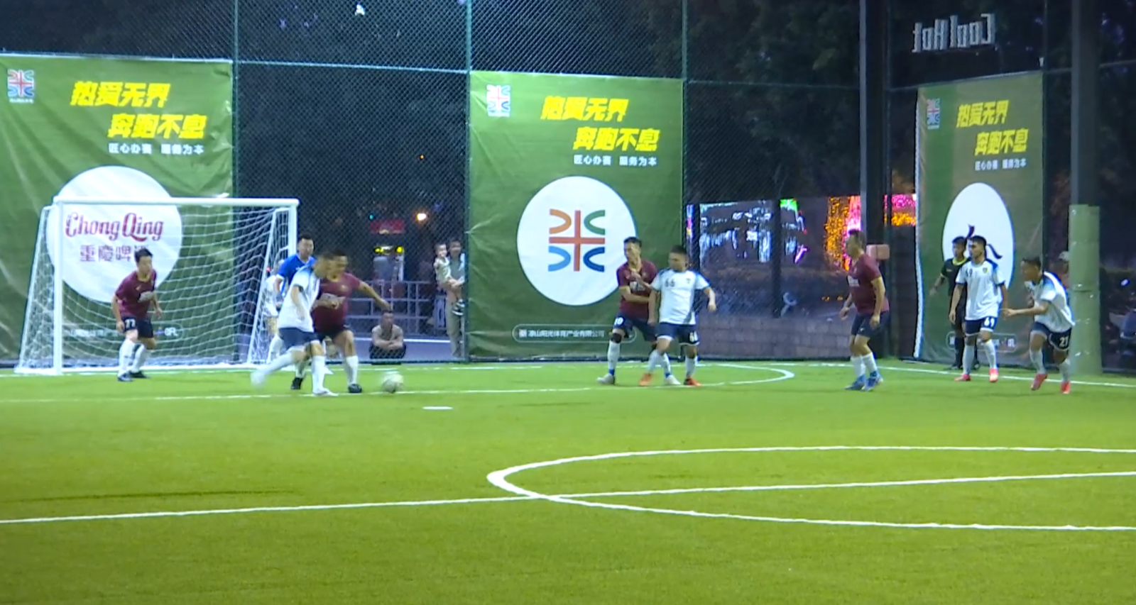 九游娱乐|精彩缤纷！国内足球联赛激烈对决，球队竞争激烈(图2)