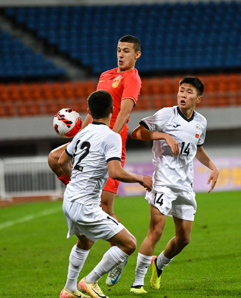 职业足球联赛最新动态引发讨论 九游APP:职业足球联赛最新动态引发讨论(图2)